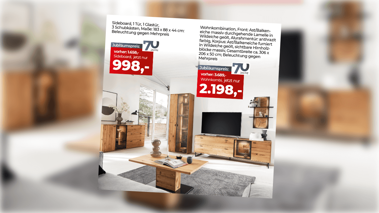 Jubiläumsangebote für Möbel: Ein Sideboard mit 1 Tür, 1 Glastür und 3 Schubladen für 998€ (statt 1.658€) und eine Wohnkombination mit massivem Holz und Beleuchtung für 2.198€ (statt 3.689€), präsentiert in einem modernen Wohnzimmer.