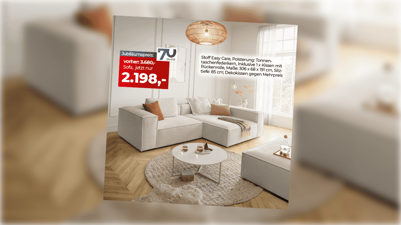 Jubiläumsangebot – Sofa Easy Care in Tonnenfederkern-Polsterung für nur 2.198€ (statt 3.680€) mit Rückenkissen und Stoffbezug in einer modernen Lounge-Ecke.