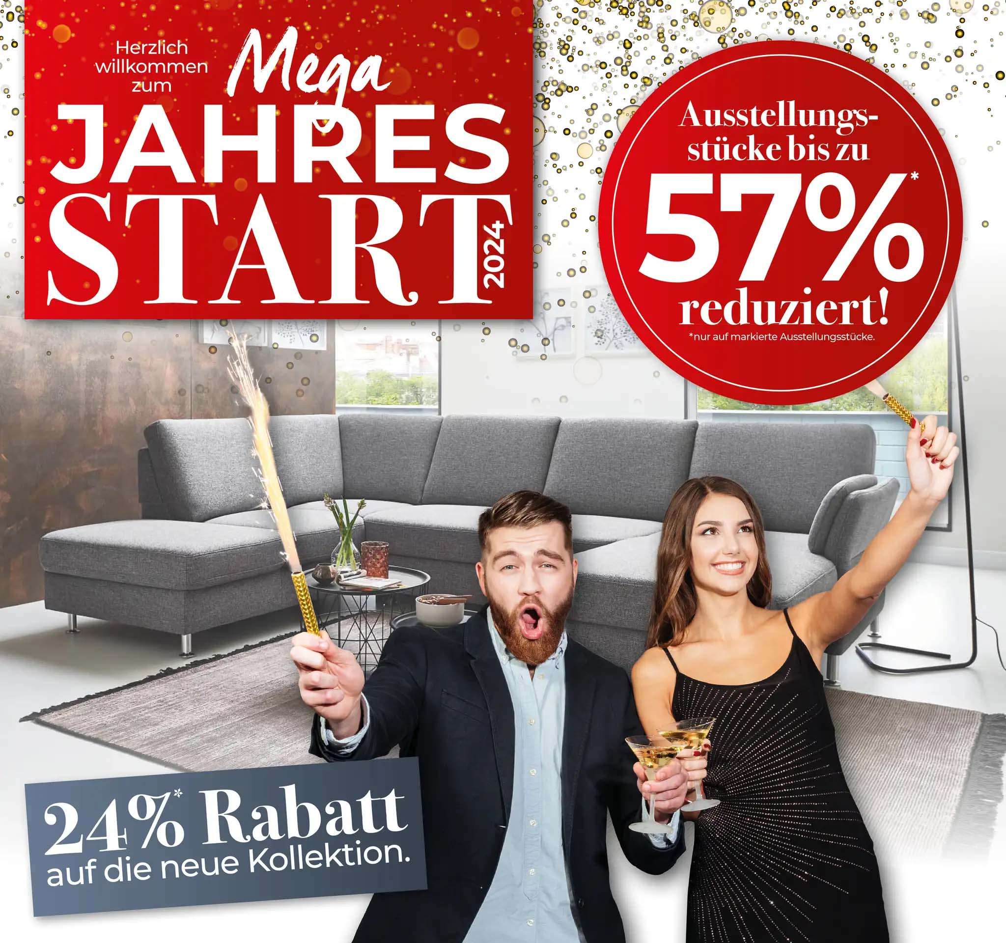 Junges Paar feiert vor einem grauen Sofa